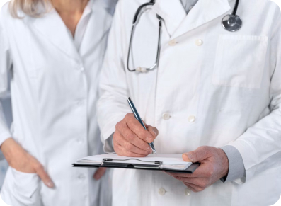 Врач делает записи