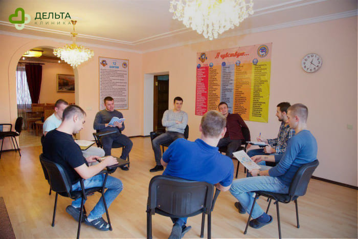 Люди развивают коммуникативные навыки 